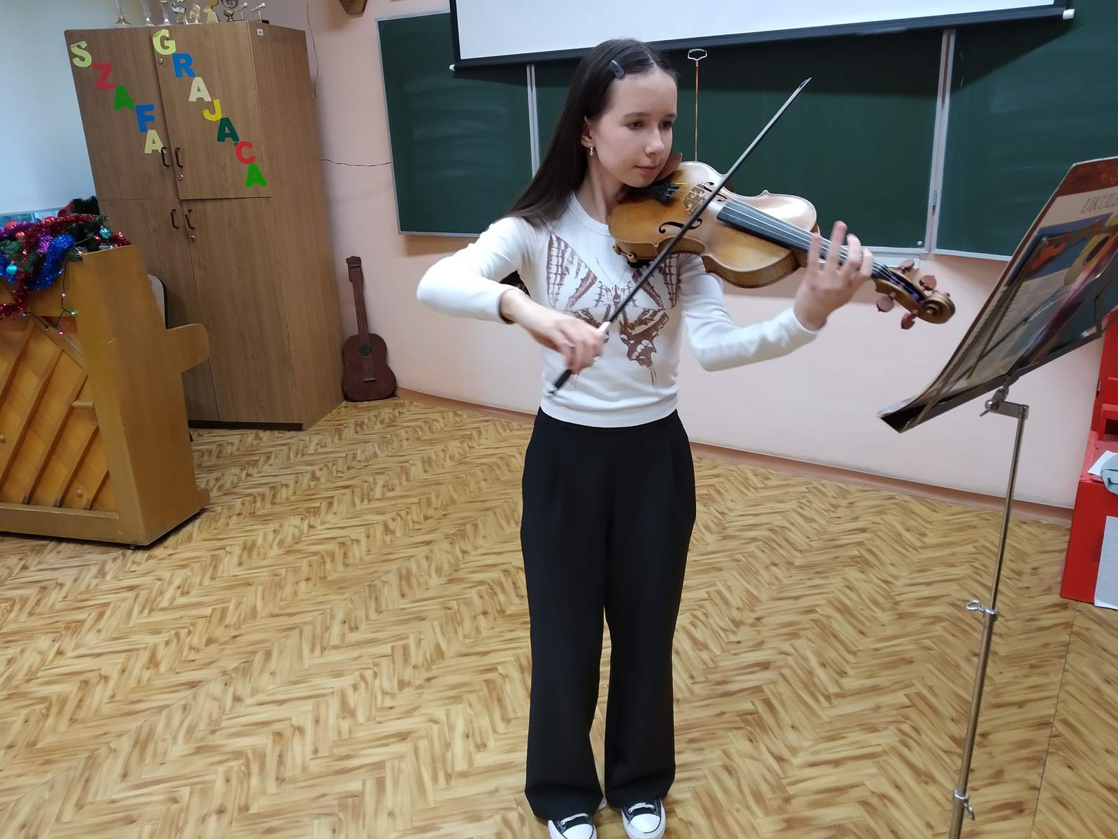 Dziewczynka gra na skrzypcach