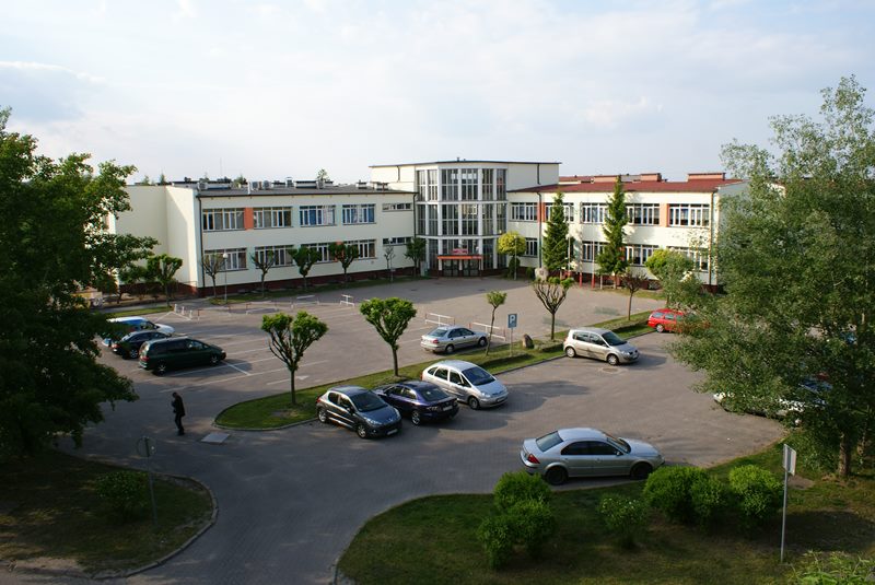 Budynek szkoły widziany z perspektywy