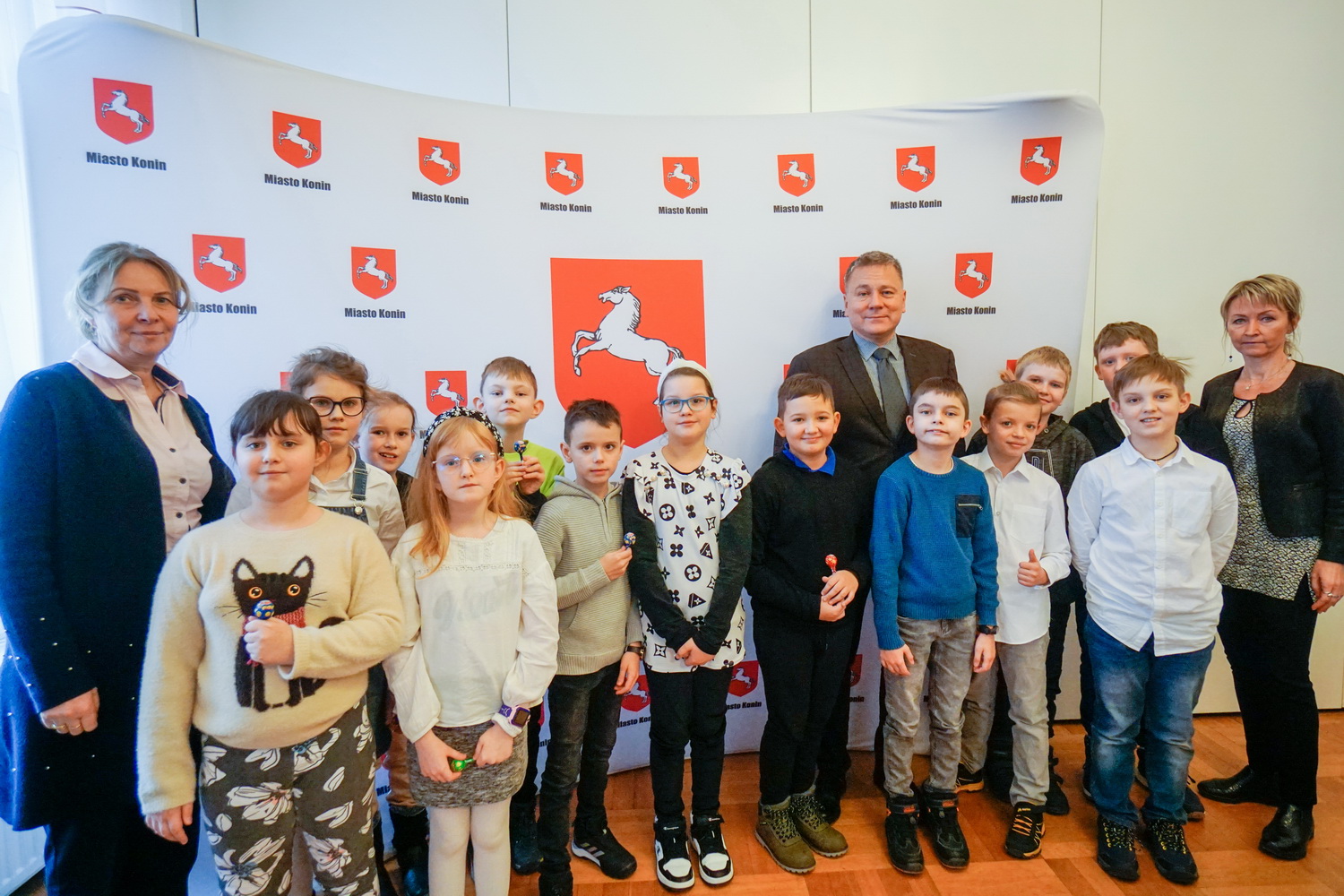 Grupa dzieci pozuje do zdjęcia razem z Panem Prezydentem Konina